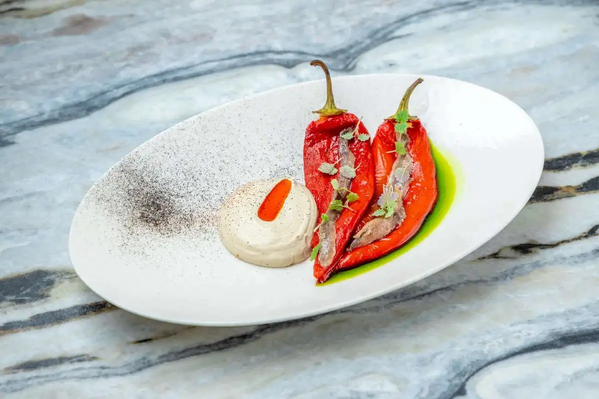 Печеные перцы рамиро с соусом вителло