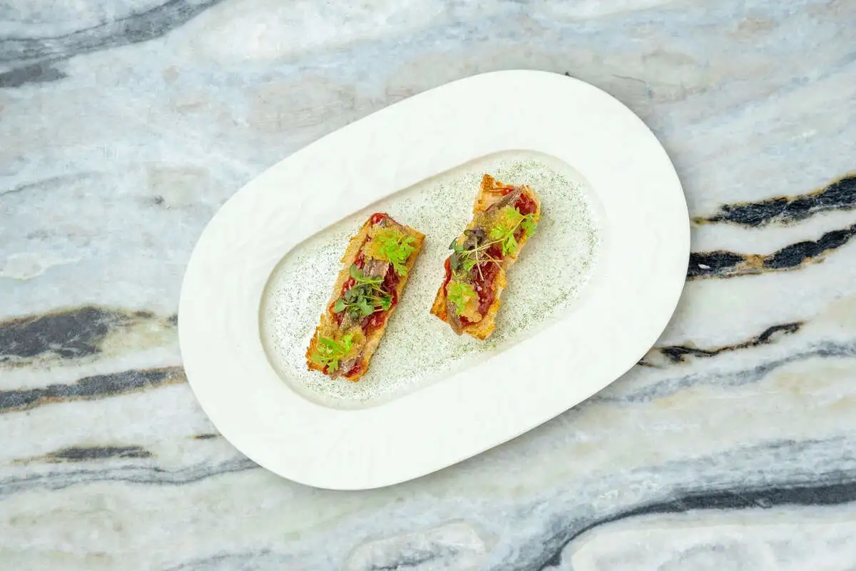 Анчоусы с томатным джемом на зерновом хлебе