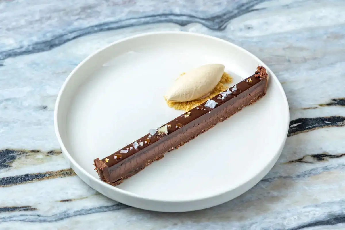 Шоколадный тарт с трюфелем, золотом и грибным мороженым