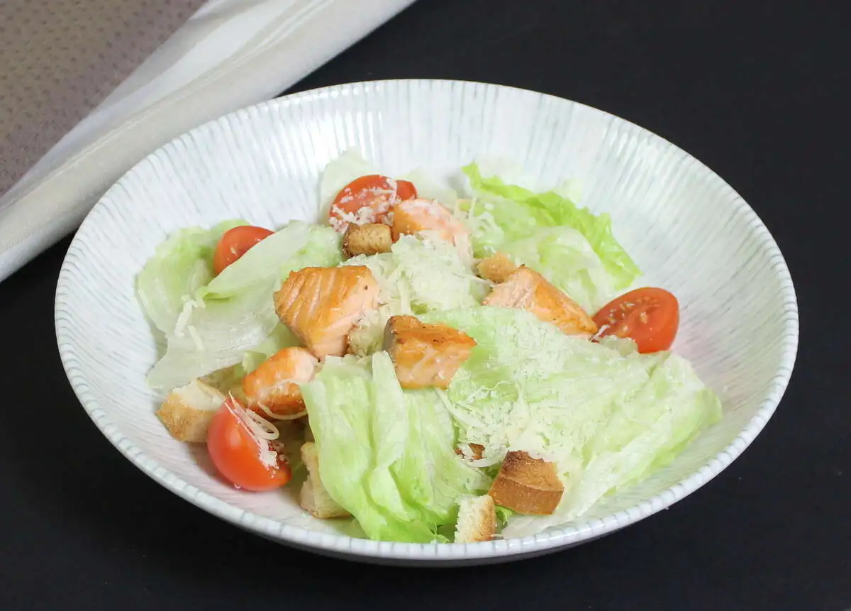 Салат Цезарь с жареным лососем