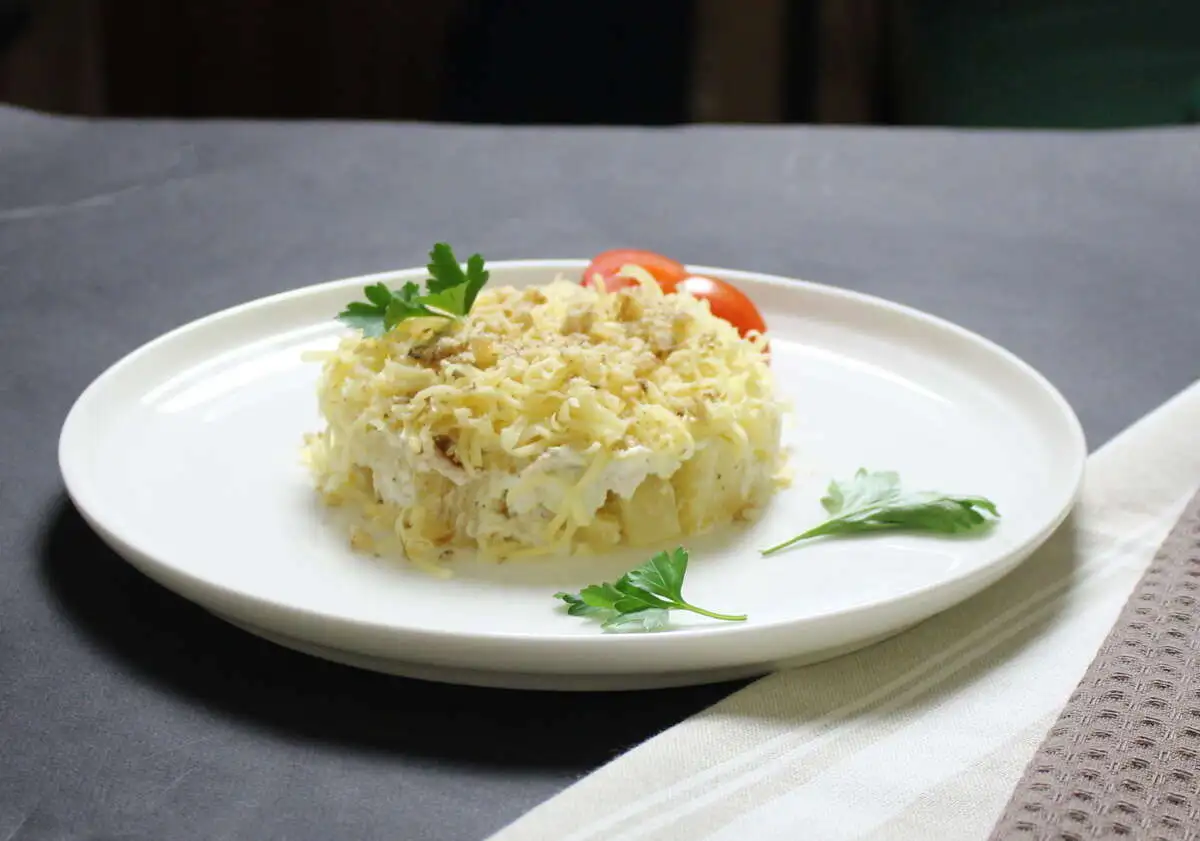 Салат с курицей и ананасами