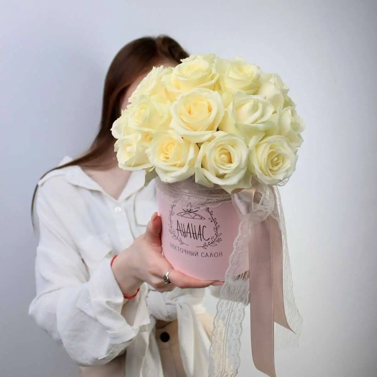 Композиция из белых роз