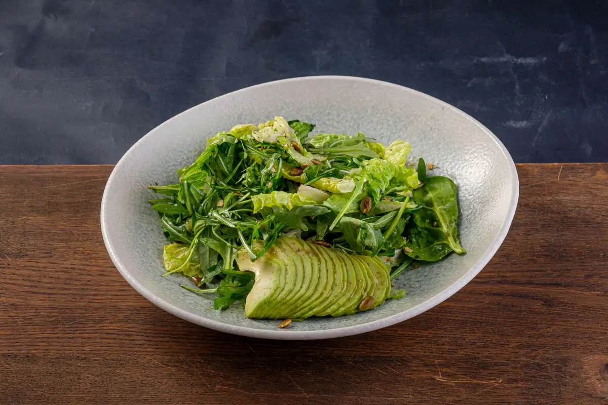 Салат зеленый с авокадо