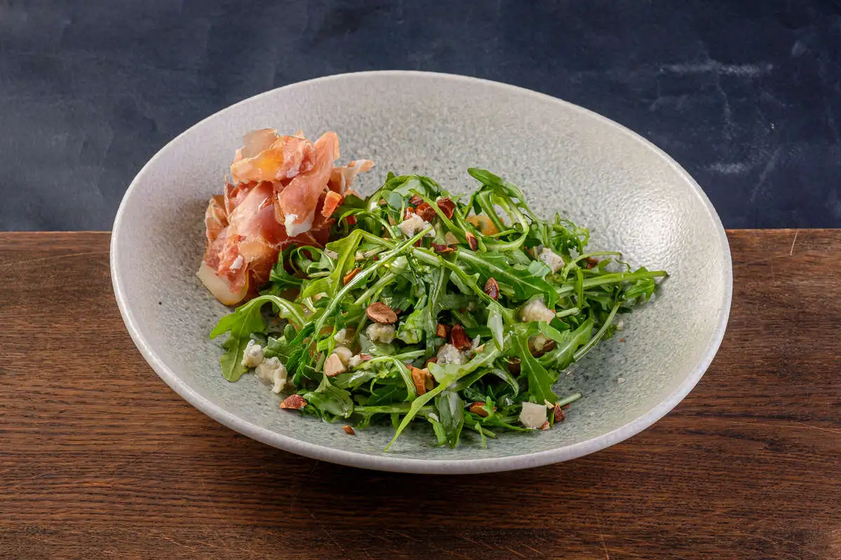 Салат с прошутто, грушей и горгондзолой