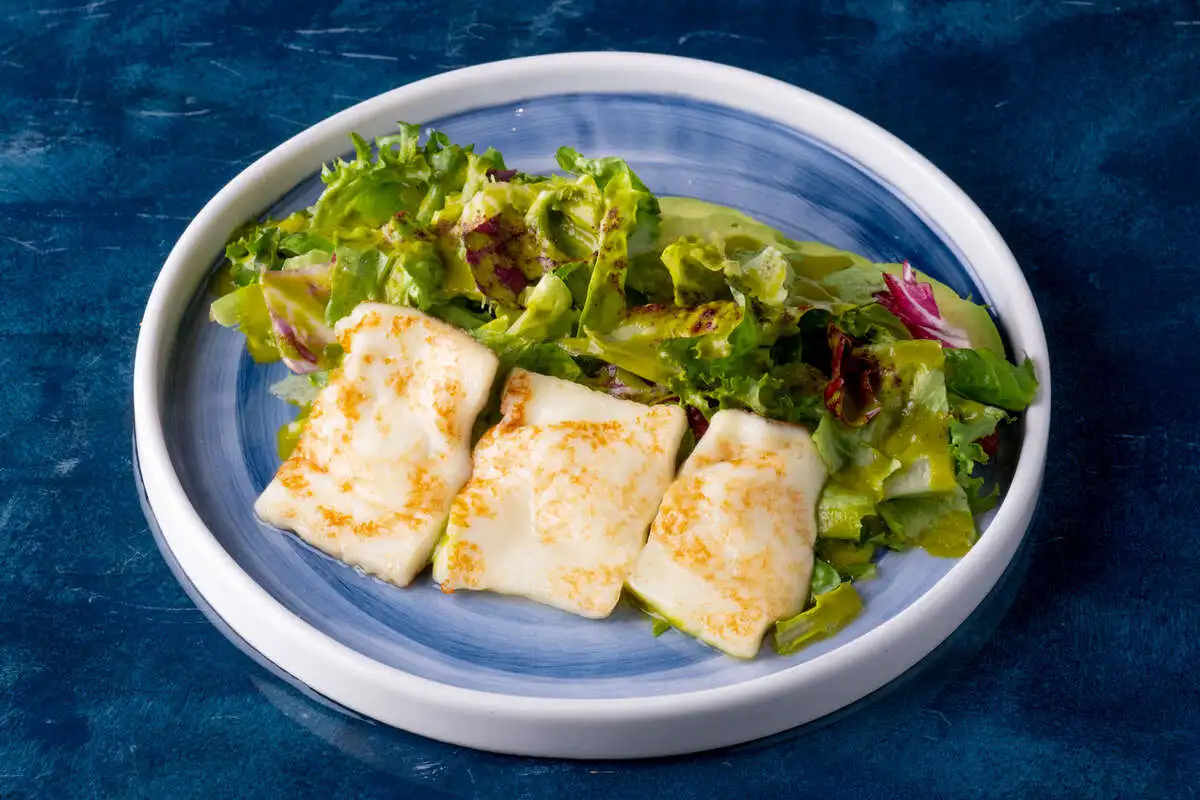 Салат с жареным сыром халуми