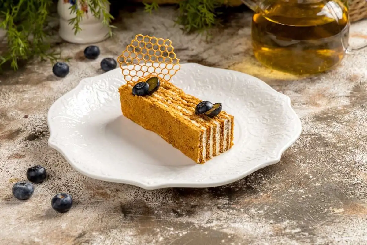 Медовый торт c голубикой