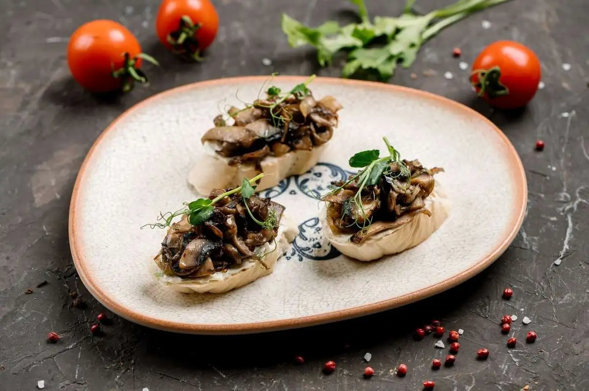 Брускетта с грибами