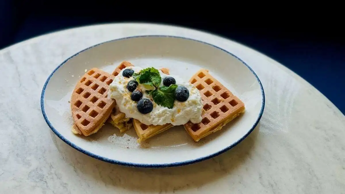 Вафля с сезонной ягодой и сливочным кремом