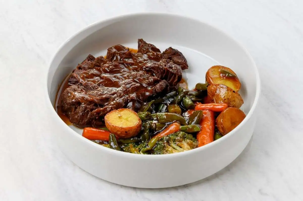 Томленые щечки с карамелизированными овощами 