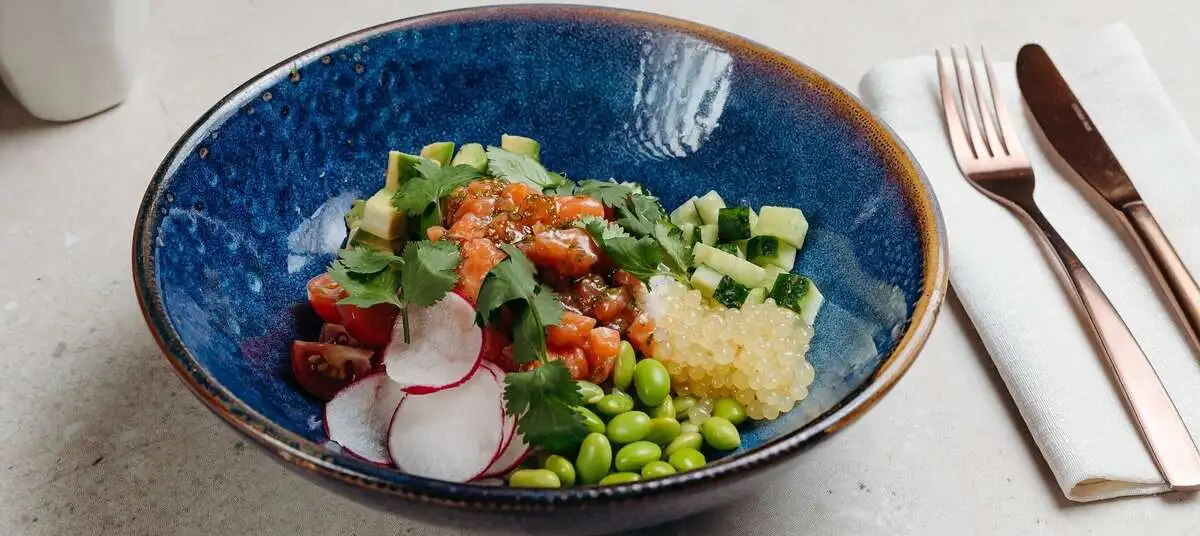 Поке с лососем и авокадо