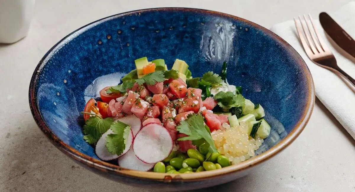 Поке с тунцом и авокадо