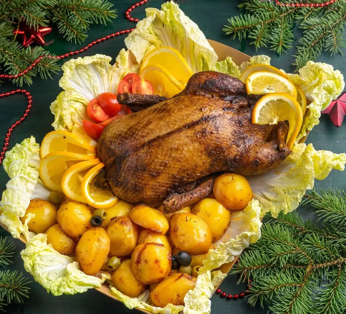 Утка запечённая с картофелем, черносливом и апельсинами