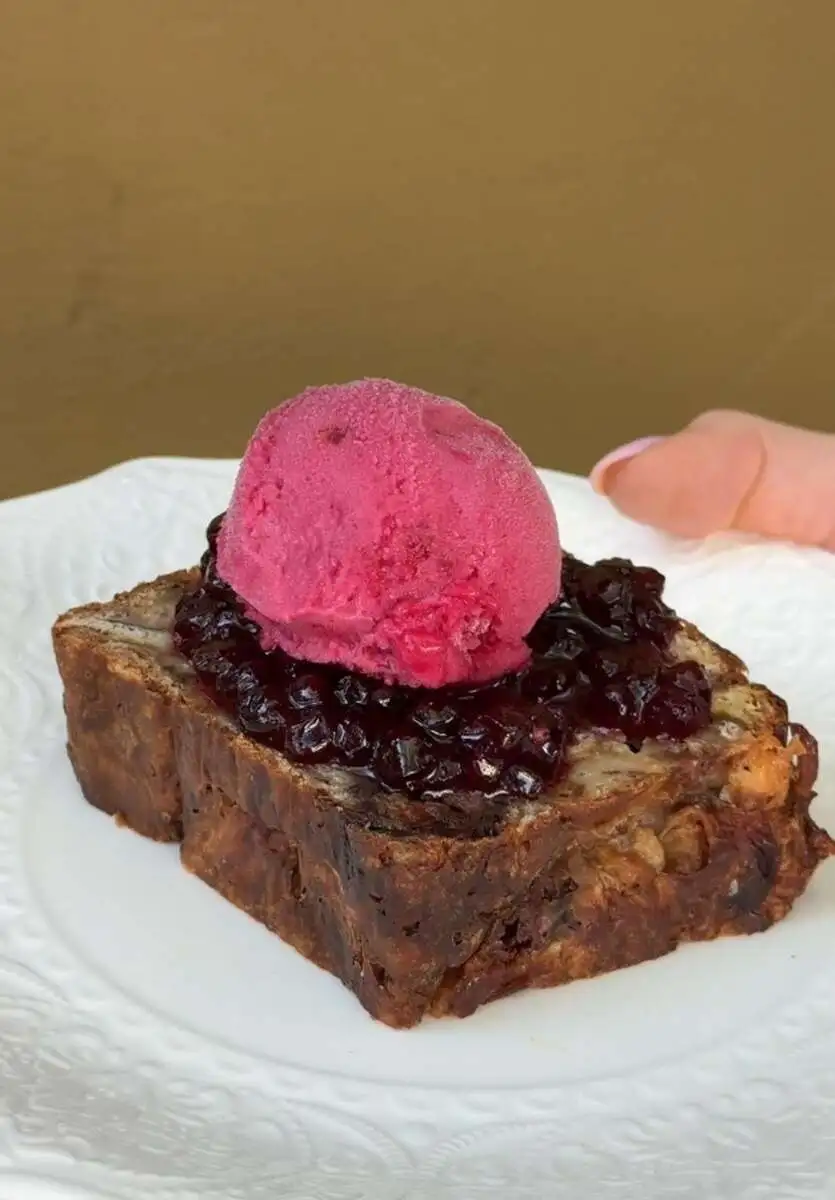 Пудинг с вареньем и мороженым