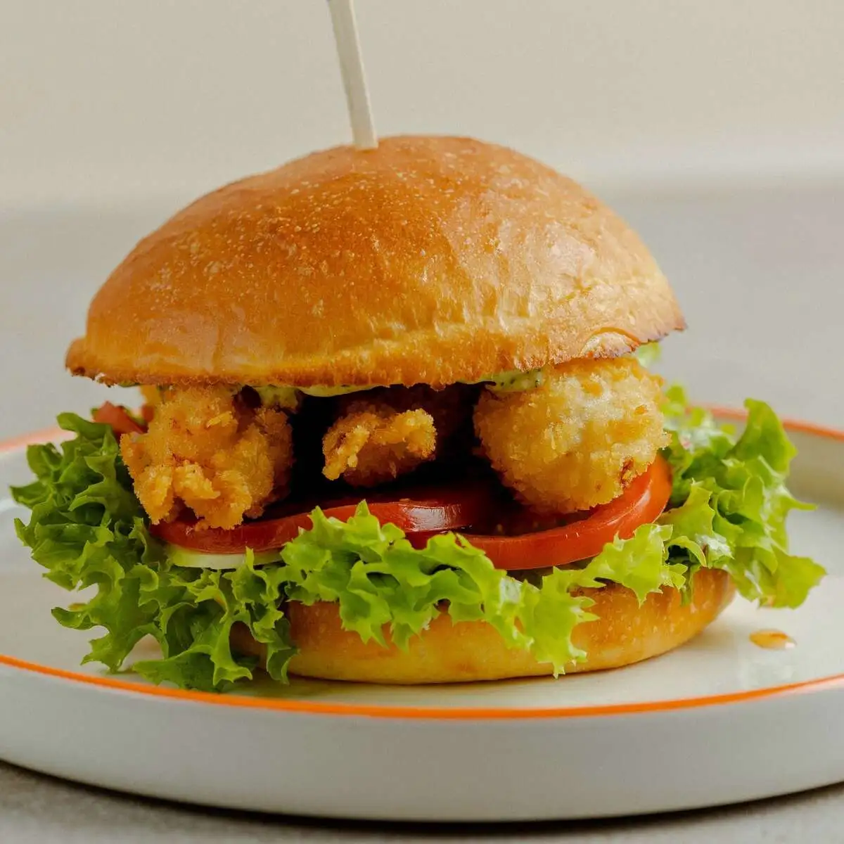 Бургер с тигровыми креветками