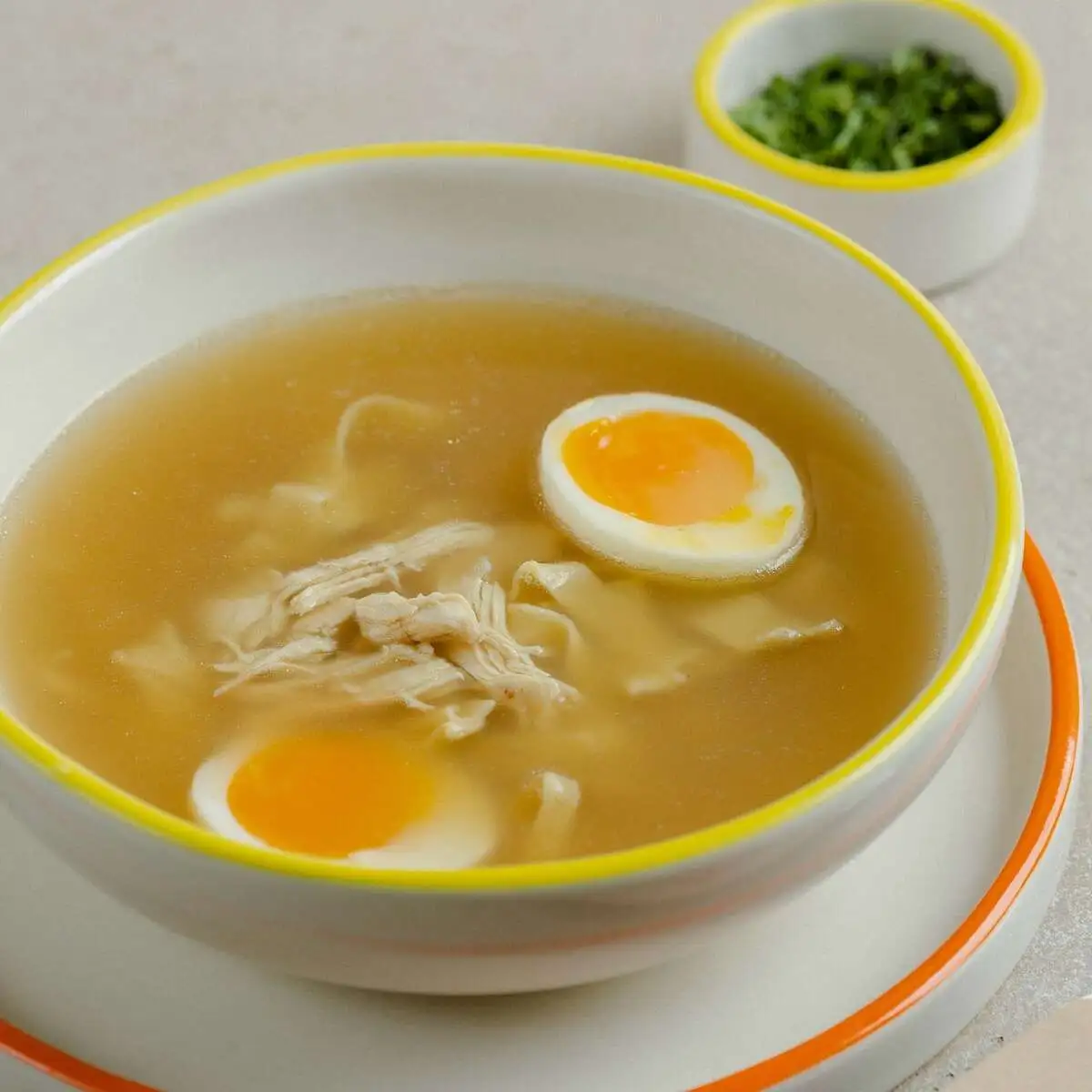 Куриный бульон с яйцом