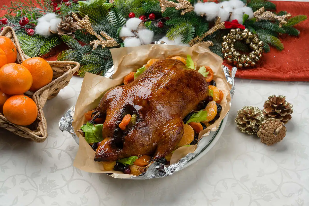 Утка запеченая с фруктами и черносливом