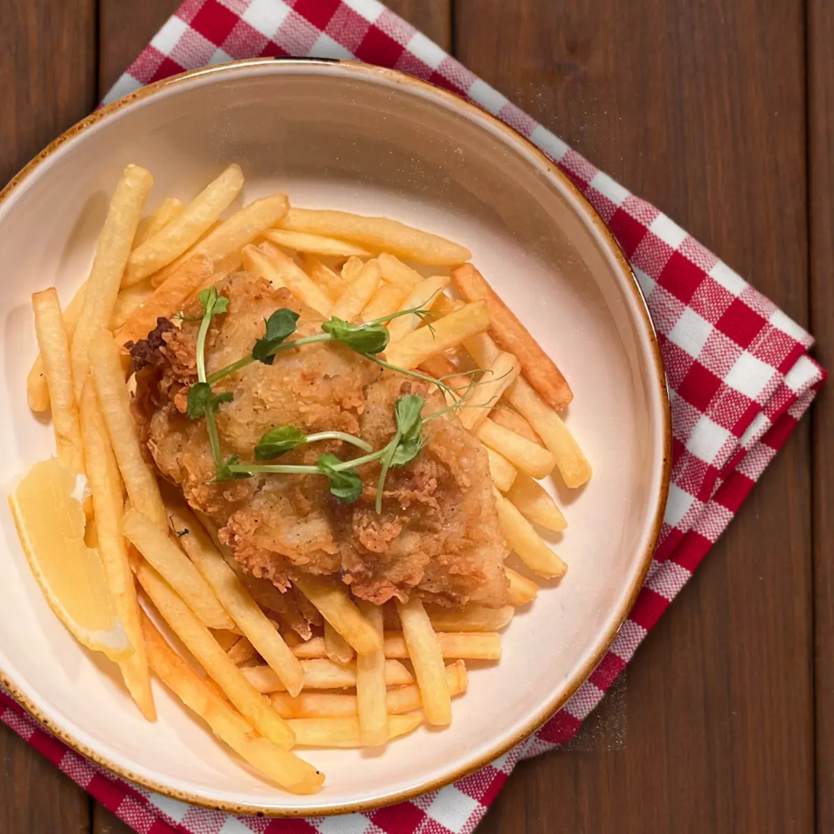 Фиш-энд-чипс из мурманской трески с картофелем