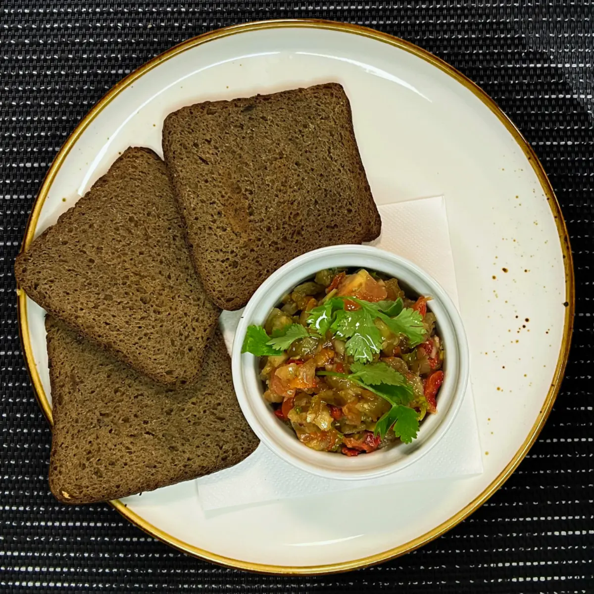 Аджапсандал с бородинским хлебом на гриле