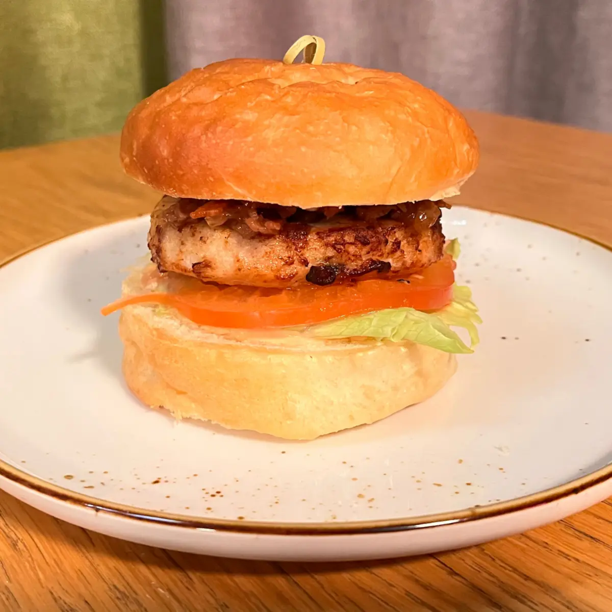 Бургер с котлетой из говядины и свинины 