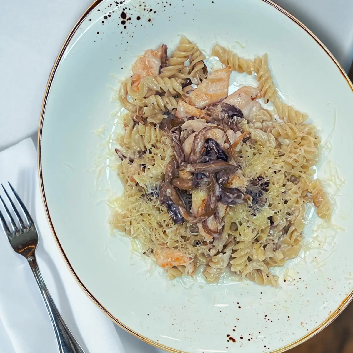 Фузилли с цыпленком и грибами 