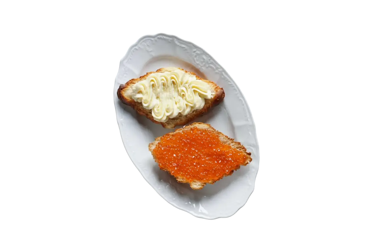 Круассан с красной икрой и взбитым маслом