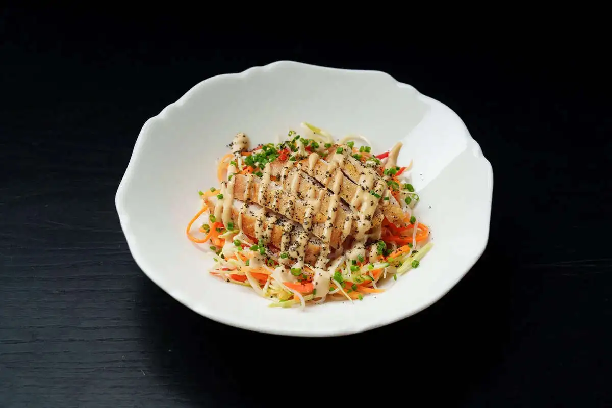 Салат с курицей и фунчозой