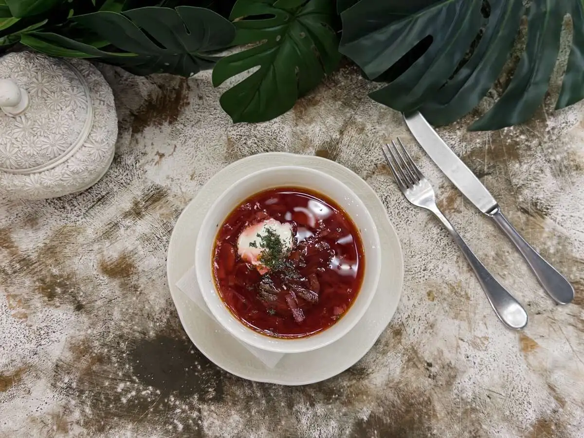 Борщ с говядиной и сметаной