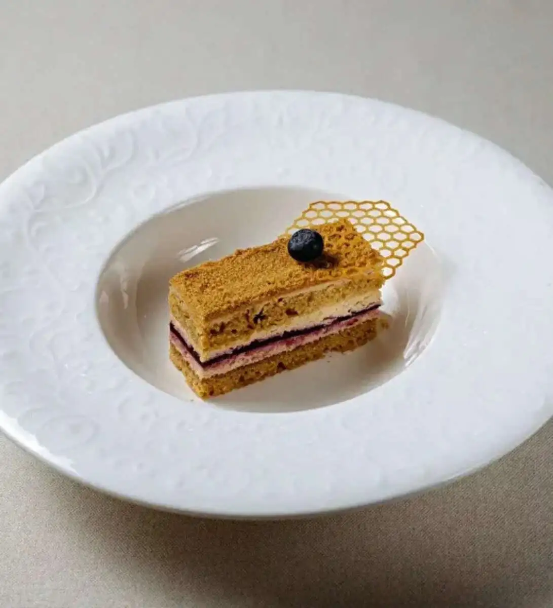 Медовый торт с чёрной смородиной