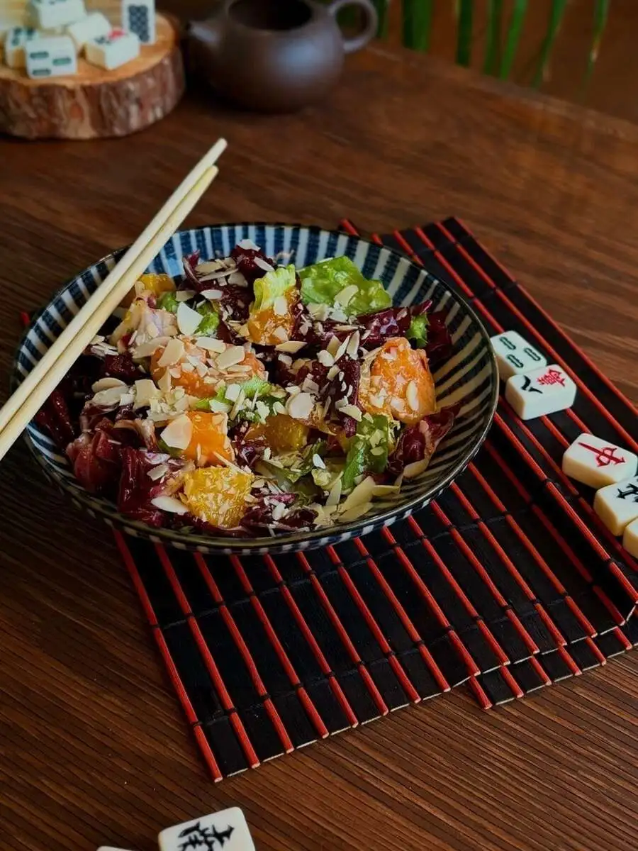 Салат с креветками и хурмой