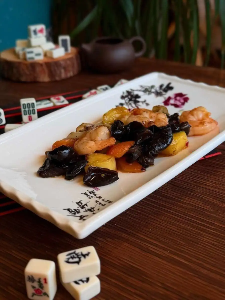 Креветки с ананасом и сладким соусом чили