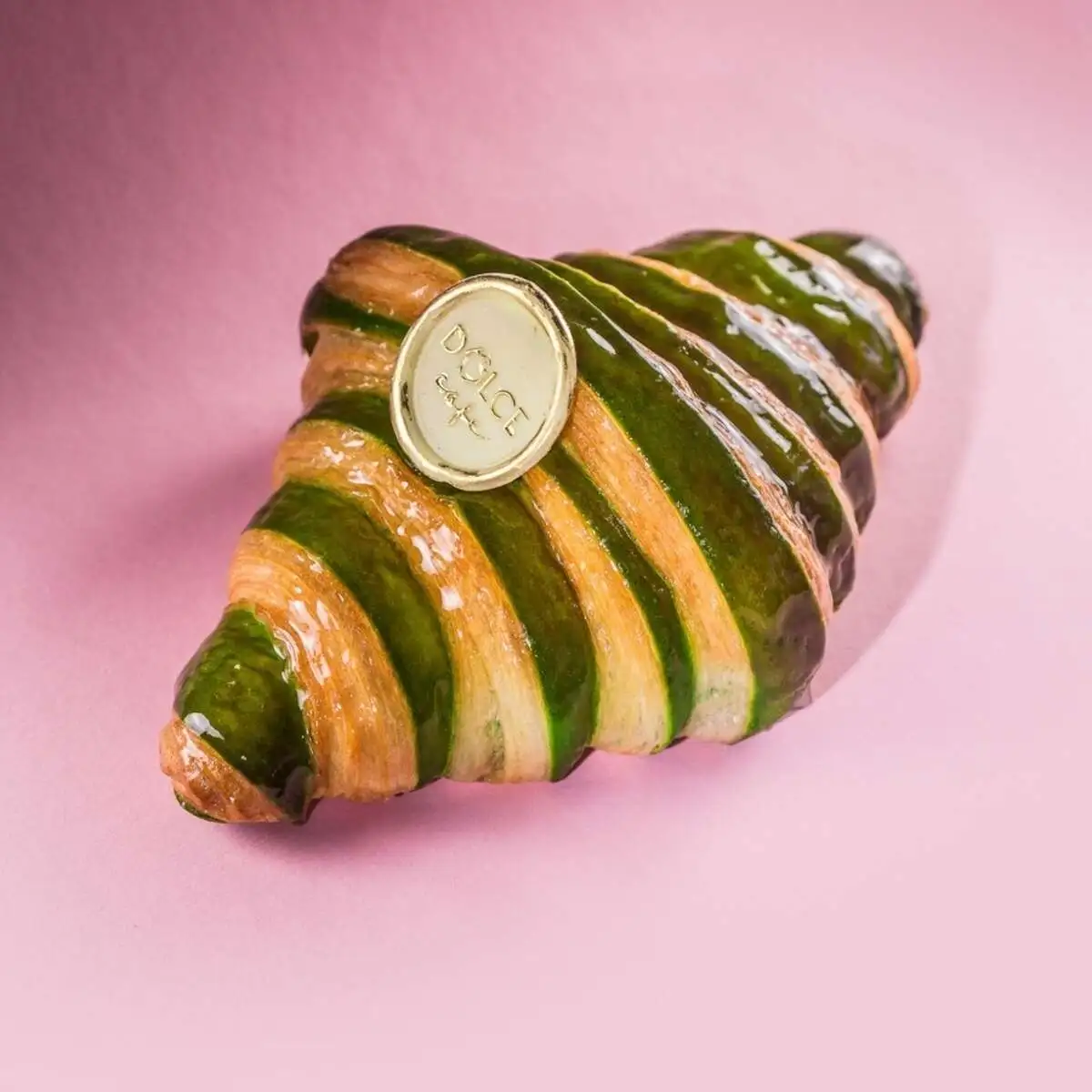 Круассан малина-фисташка 