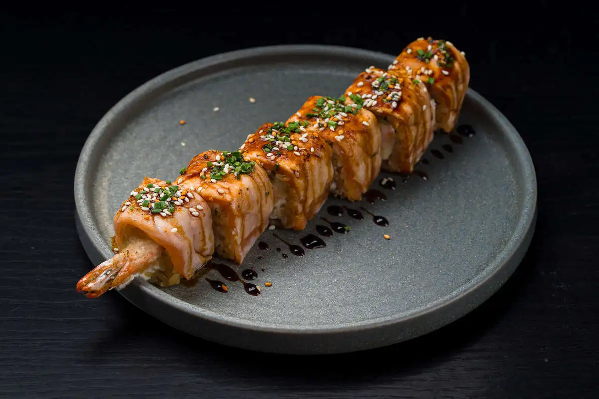 Теплый ролл с лососем и креветкой