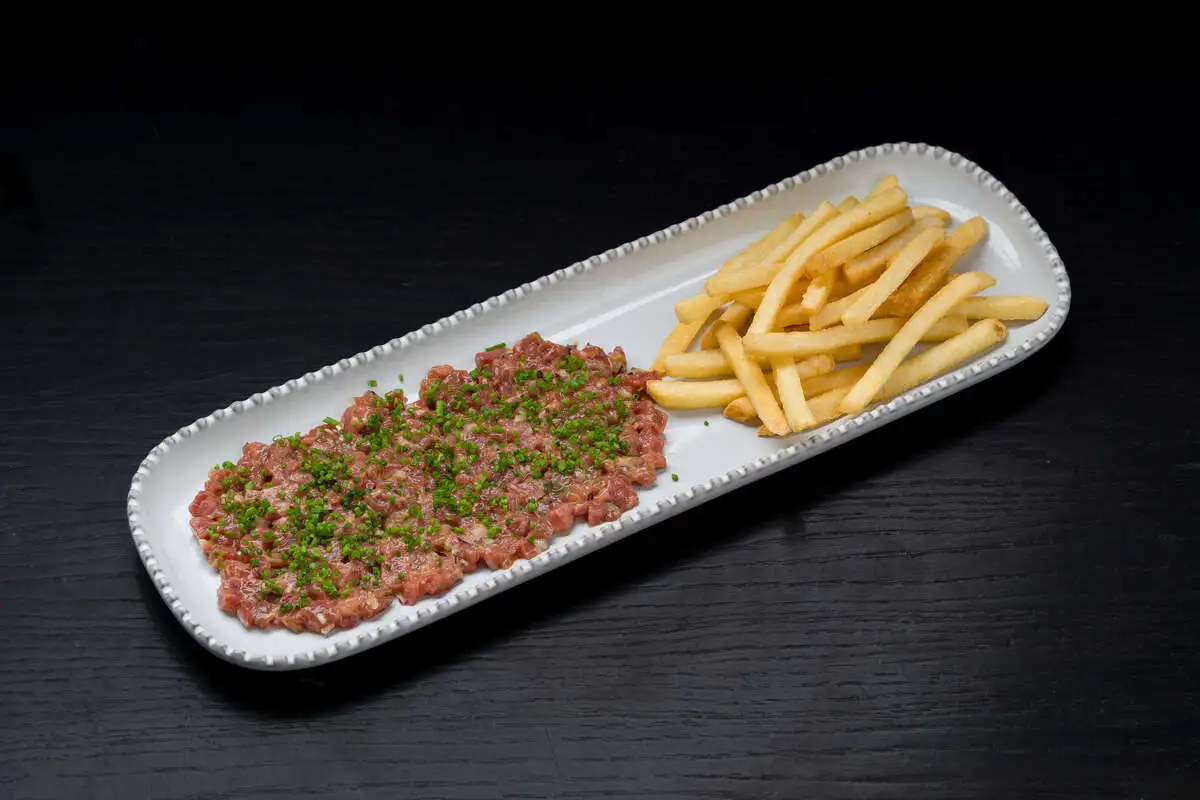 Тартар из говядины, картофель фри