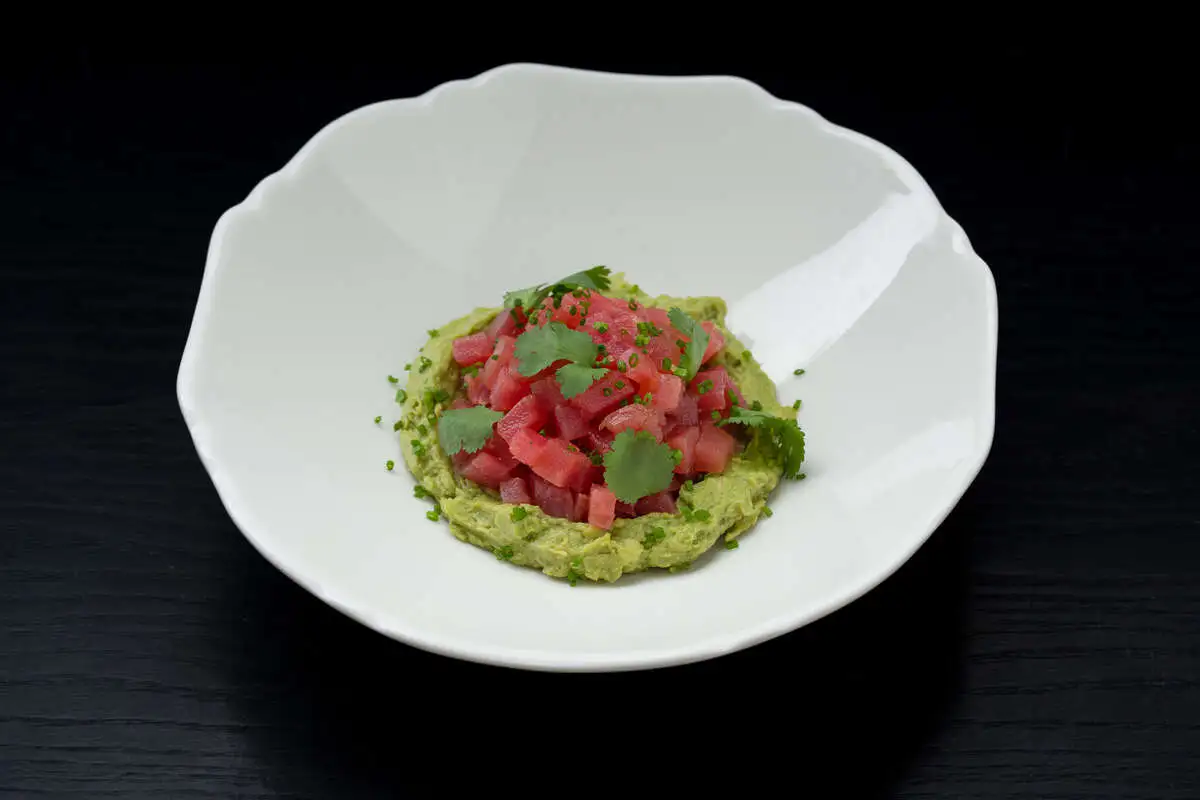 Тартар из тунца, гуакамоле