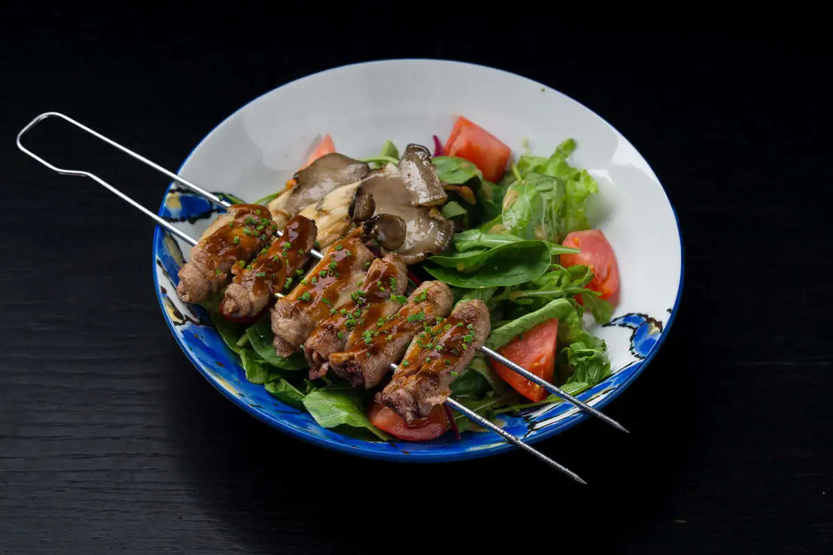 Салат с говяжьим языком и жареными вешенками