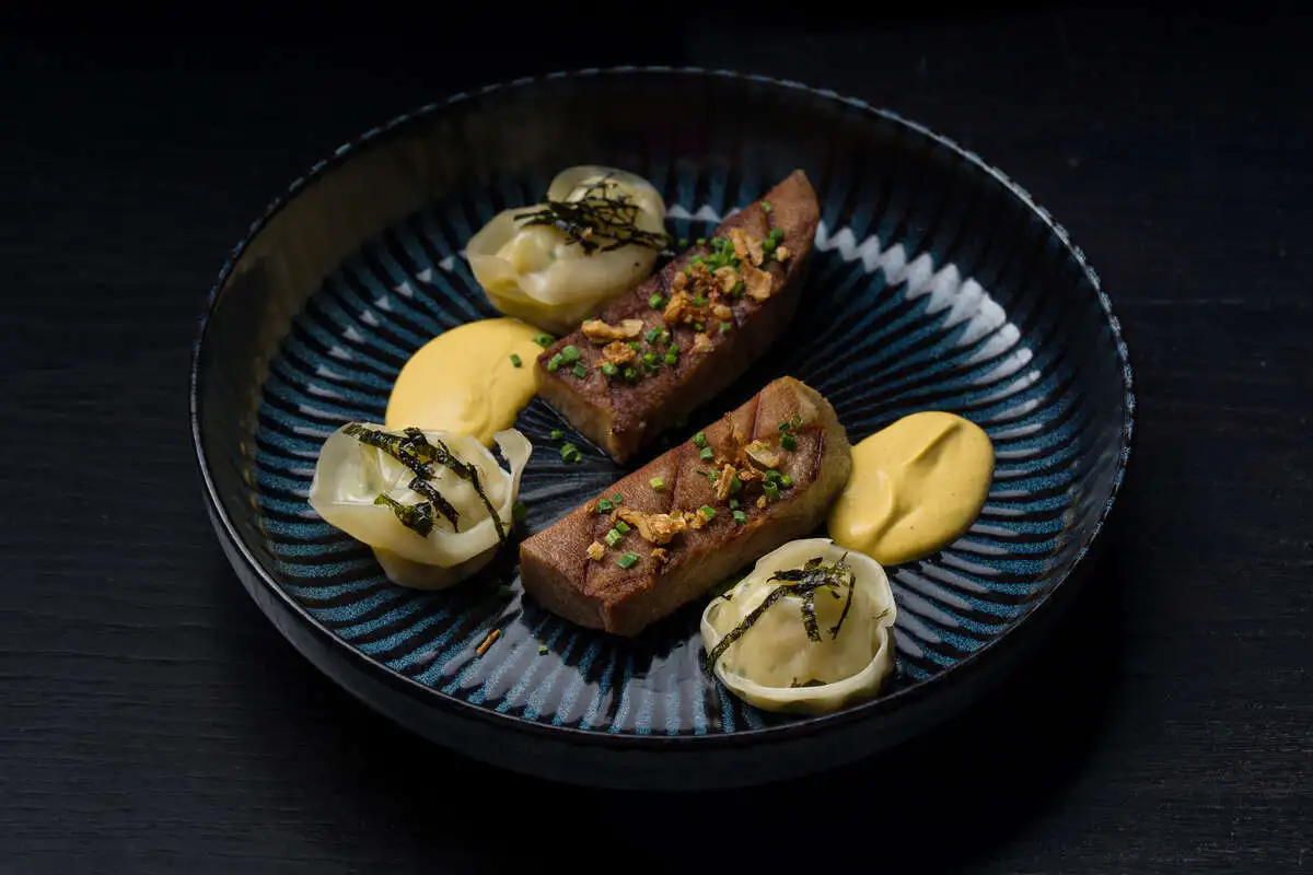 Говяжий язык с вонтонами