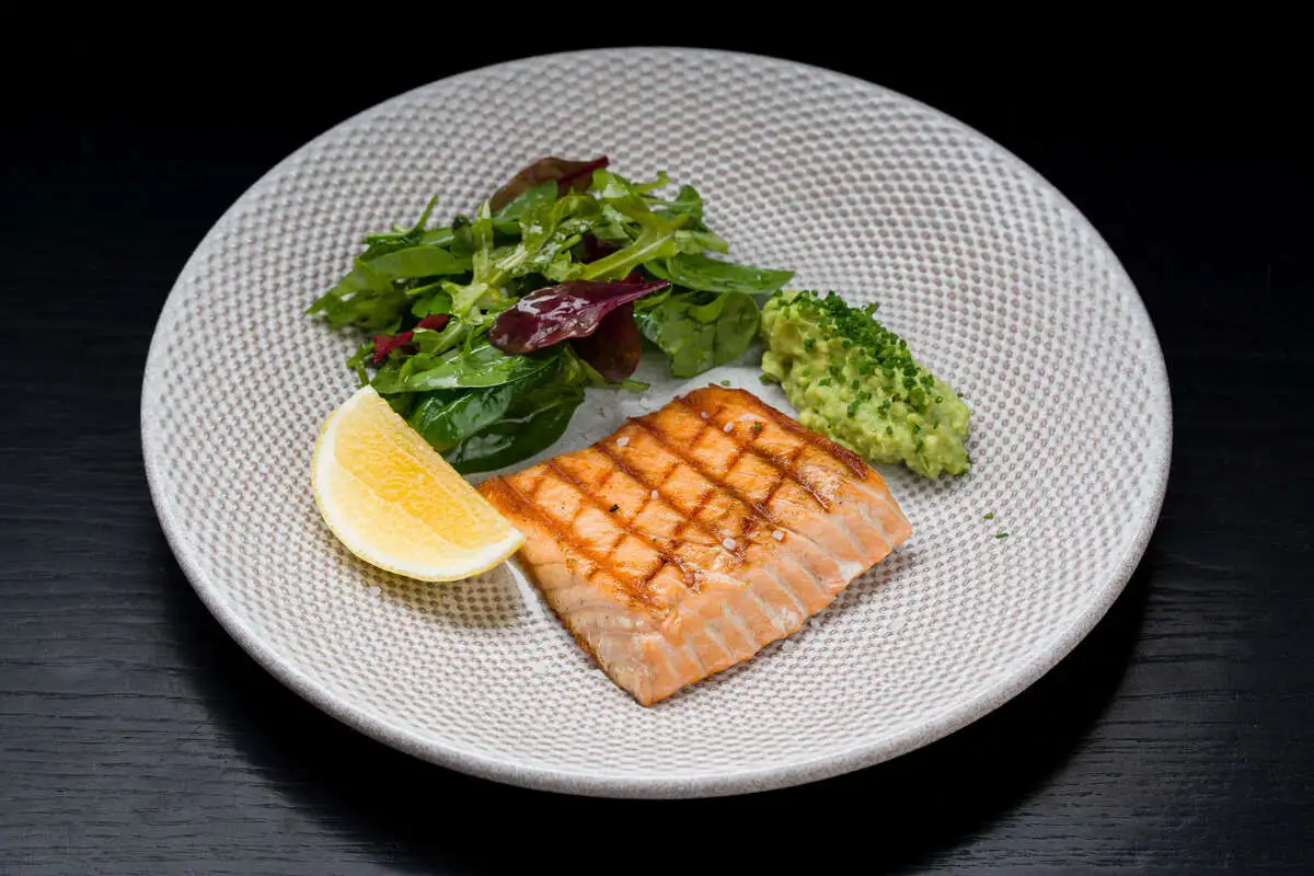 Лосось, пюре авокадо