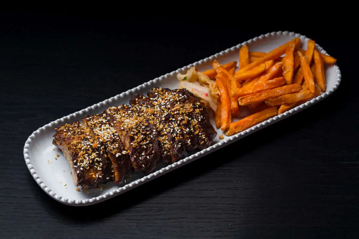 Свиные ребра с капустой кимчи