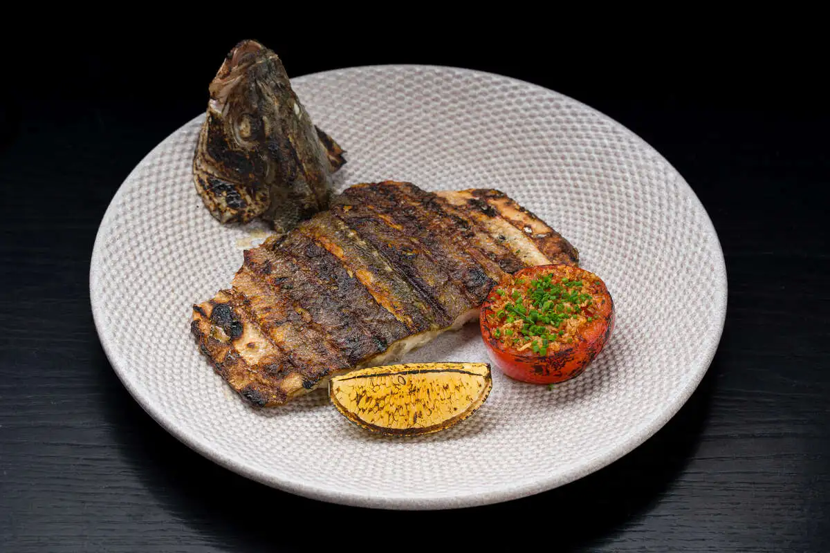 Сибас, запеченный томат