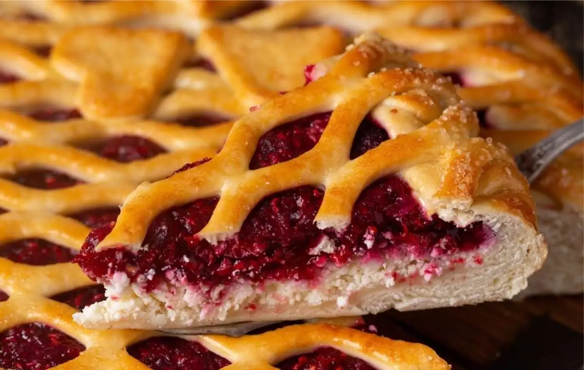 Пирог с малиной, крем-чиз и творогом