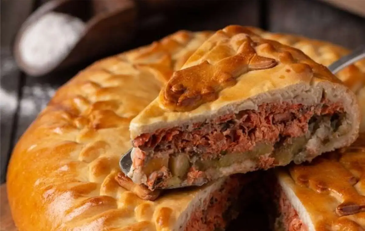Фирменный рыбный пирог с судаком, лососем и горбушей с моцареллой