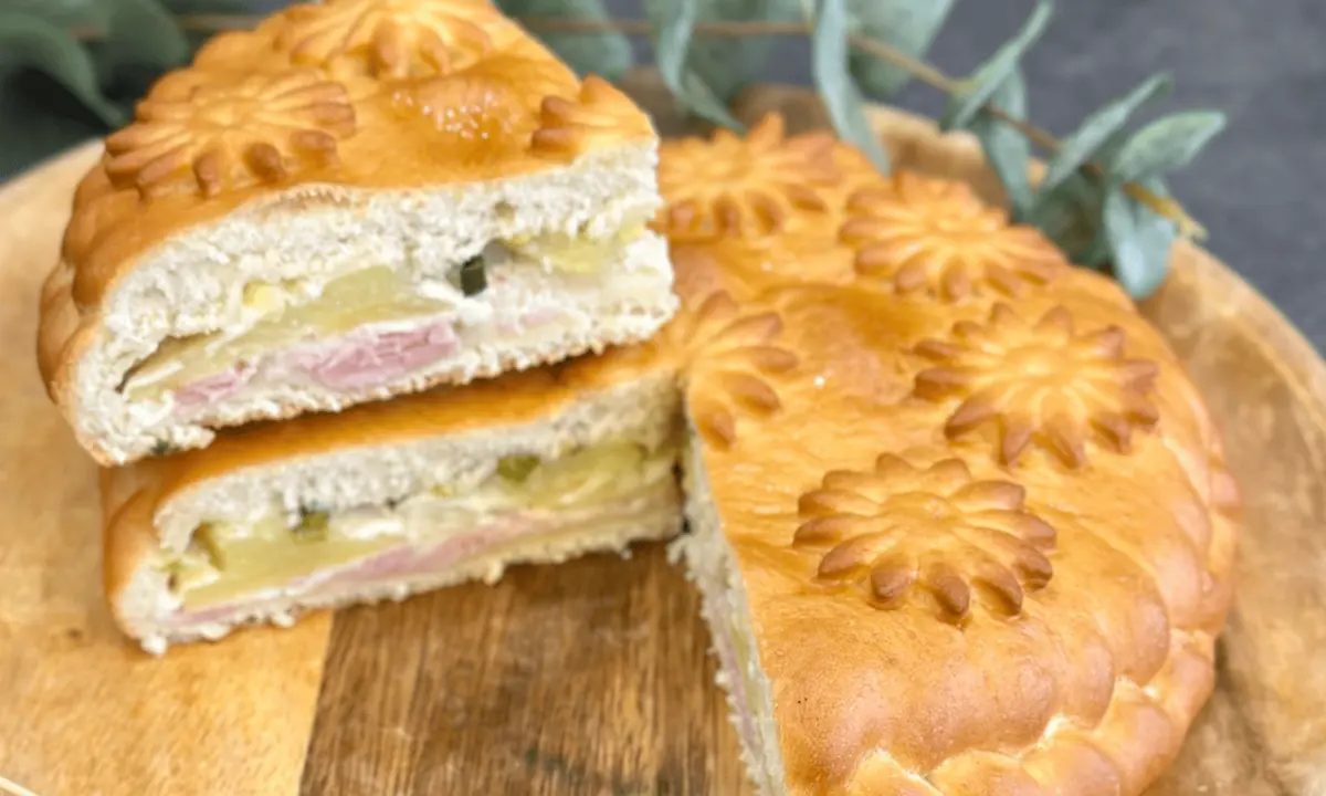 Деревенский пирог с беконом, картофелем и сыром