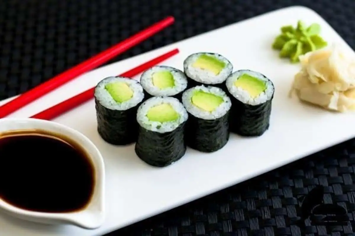 Ролл с авокадо