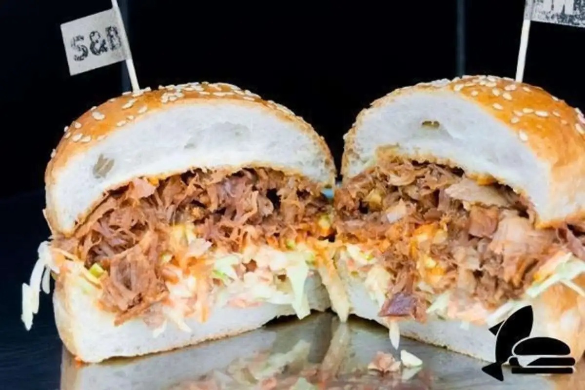 Бургер с рваной свининой M