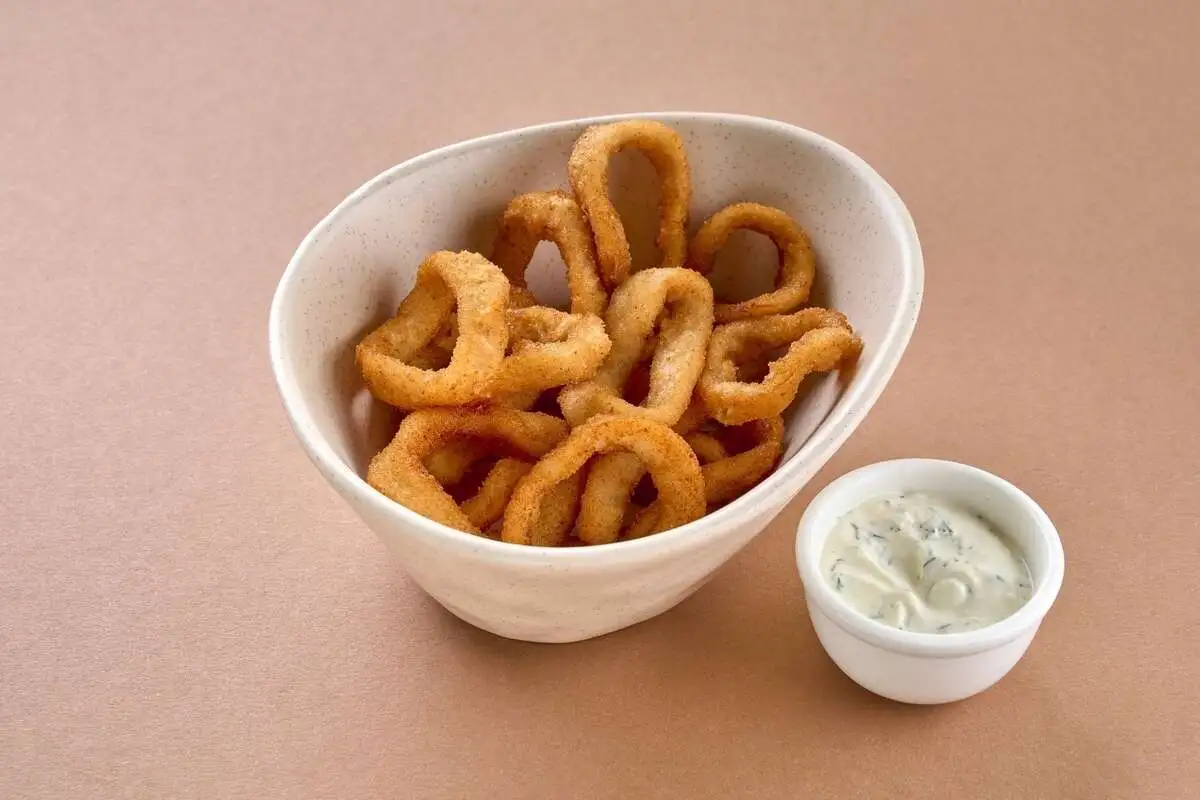 Кольца кальмаров с соусом тар-тар