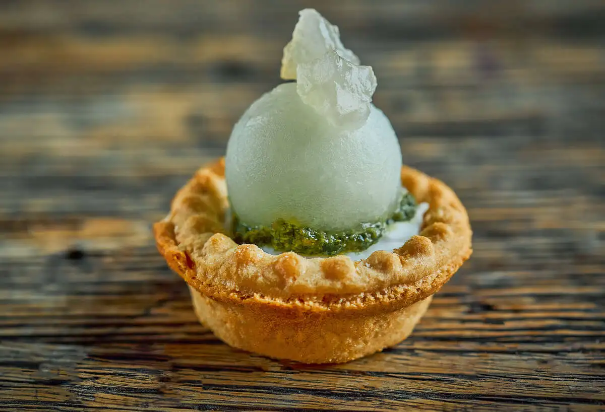 Канапе с дыней и козьим сыром (Казбек)