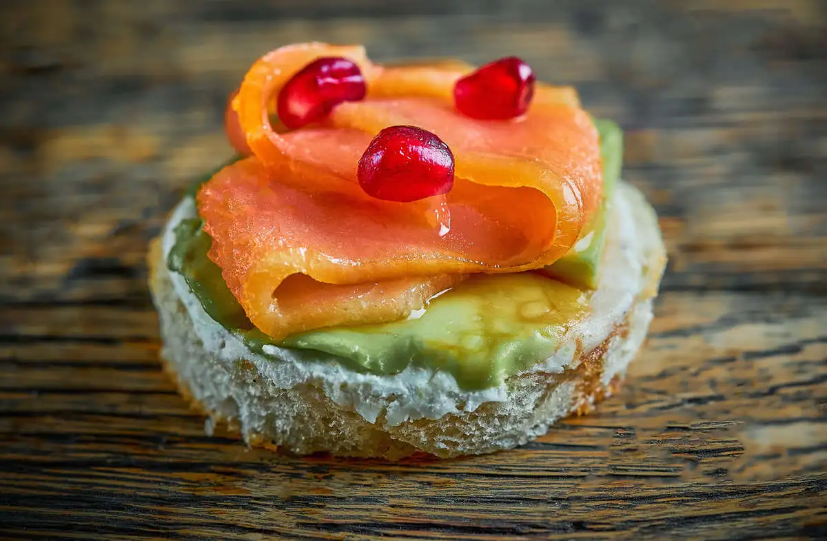 Брускетта с лососем и авокадо (Казбек)