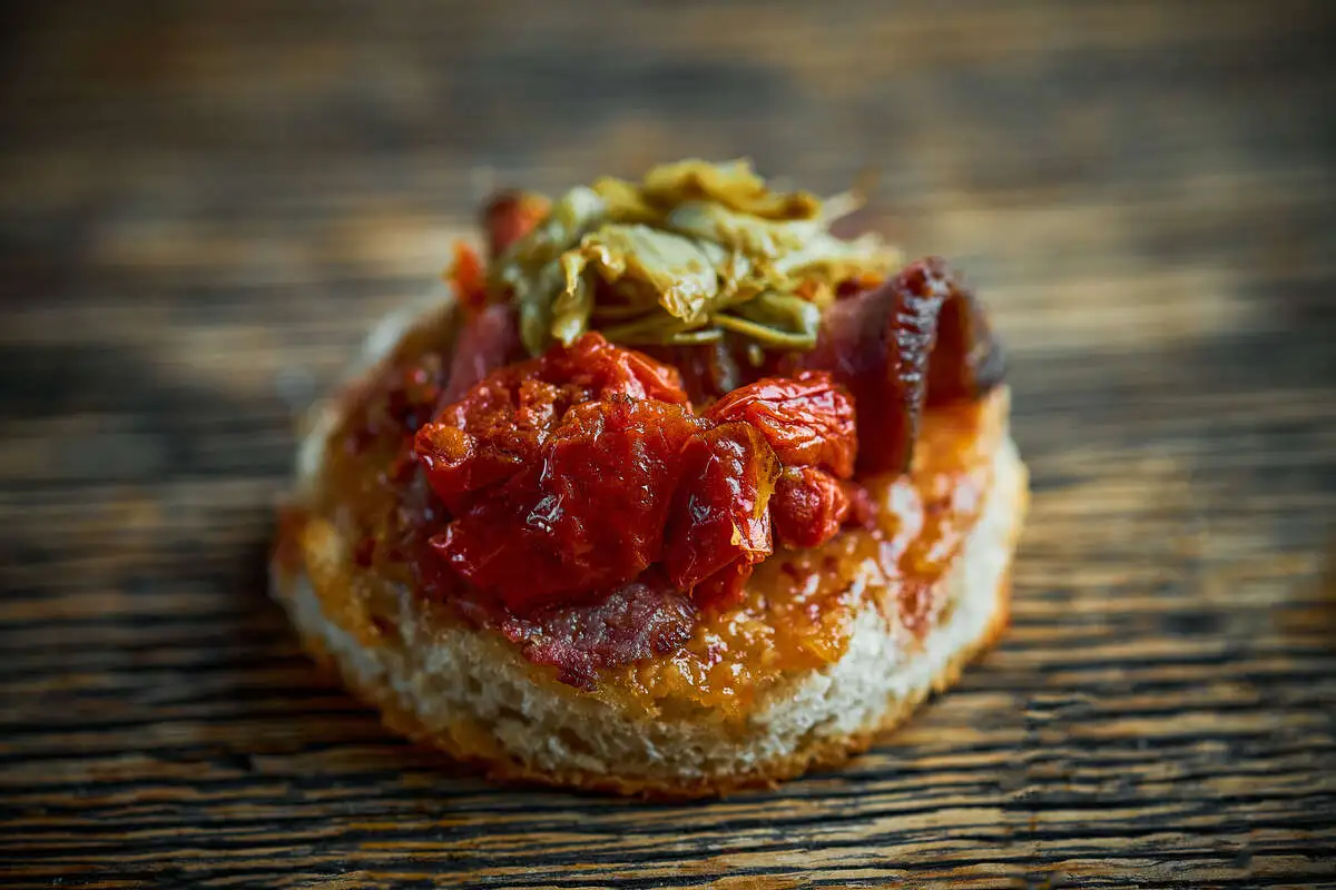 Брускетта с ростбифом и вялеными томатами (Казбек)