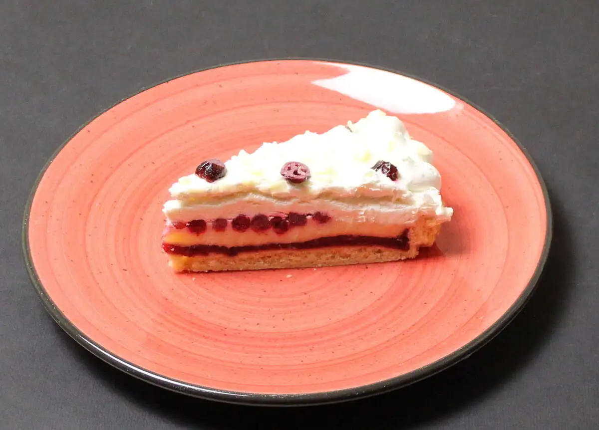 Пирог брусничный с белым шоколадом