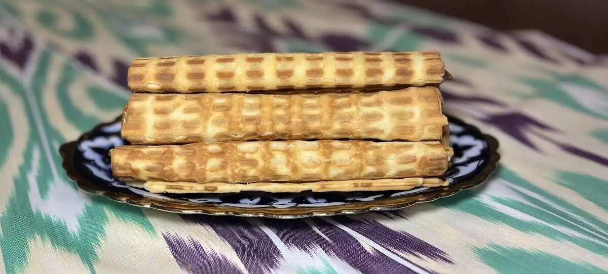 Трубочка вафельная с вареной сгущенкой.